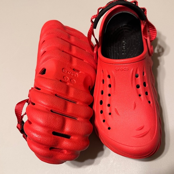 NEW CROCS UNISEX ADULT VARSITY RED ECHO CLOG WORK/CASUAL SLIP RESISTANT W10 / M8 - Picture 4 of 5